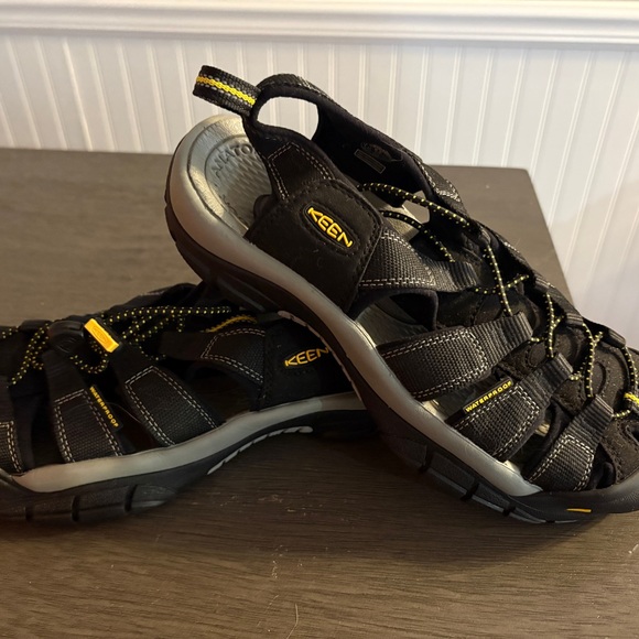 KEEN Men's Black and Yellow Sandals - Picture 1 of 2